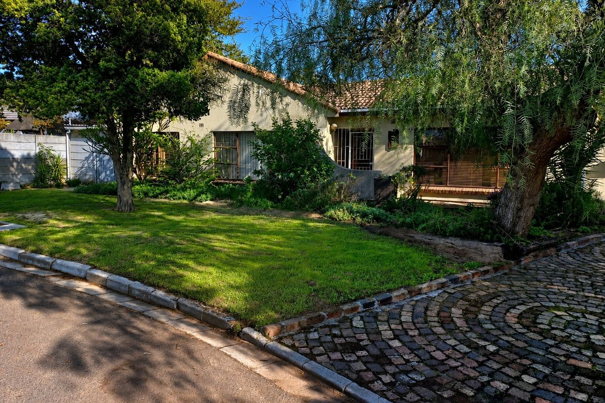 Spacious Family Living on a Large 1,081 m2 Stand in the Highly Desirable Hoogstede, Brackenfell - Photo 3