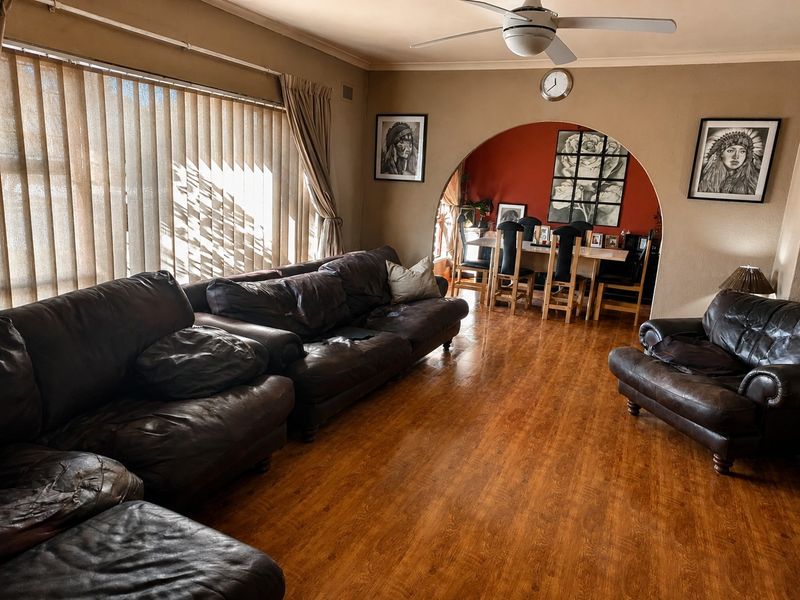 Spacious Family Living on a Large 1,081 m2 Stand in the Highly Desirable Hoogstede, Brackenfell - Photo 5