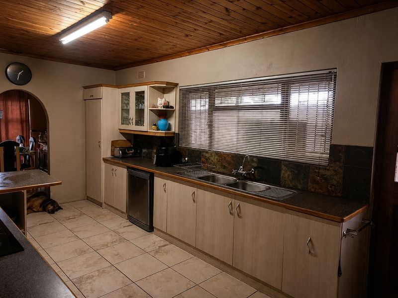 Spacious Family Living on a Large 1,081 m2 Stand in the Highly Desirable Hoogstede, Brackenfell - Photo 8