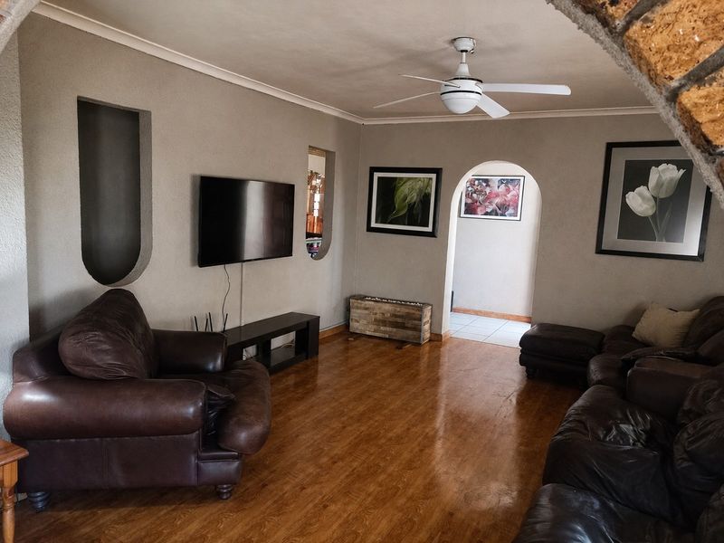 Spacious Family Living on a Large 1,081 m2 Stand in the Highly Desirable Hoogstede, Brackenfell - Photo 6