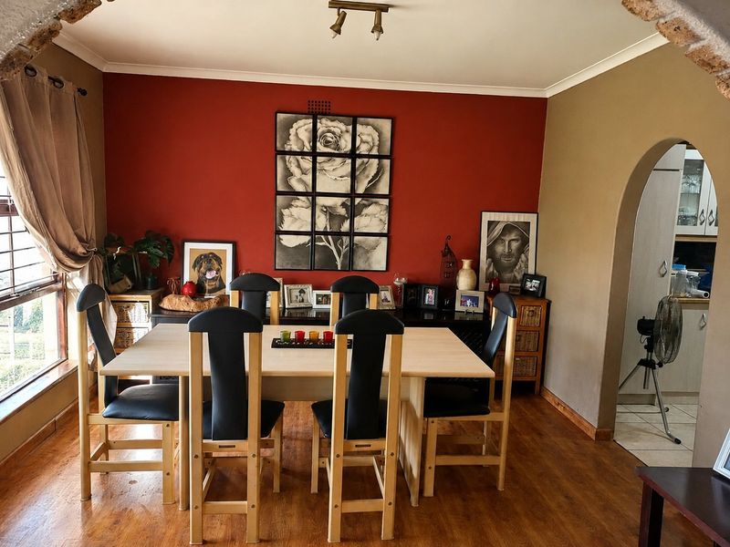 Spacious Family Living on a Large 1,081 m2 Stand in the Highly Desirable Hoogstede, Brackenfell - Photo 7