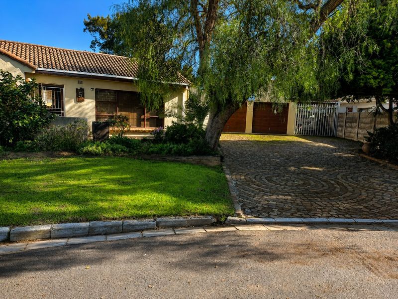 Spacious Family Living on a Large 1,081 m2 Stand in the Highly Desirable Hoogstede, Brackenfell - Photo 2
