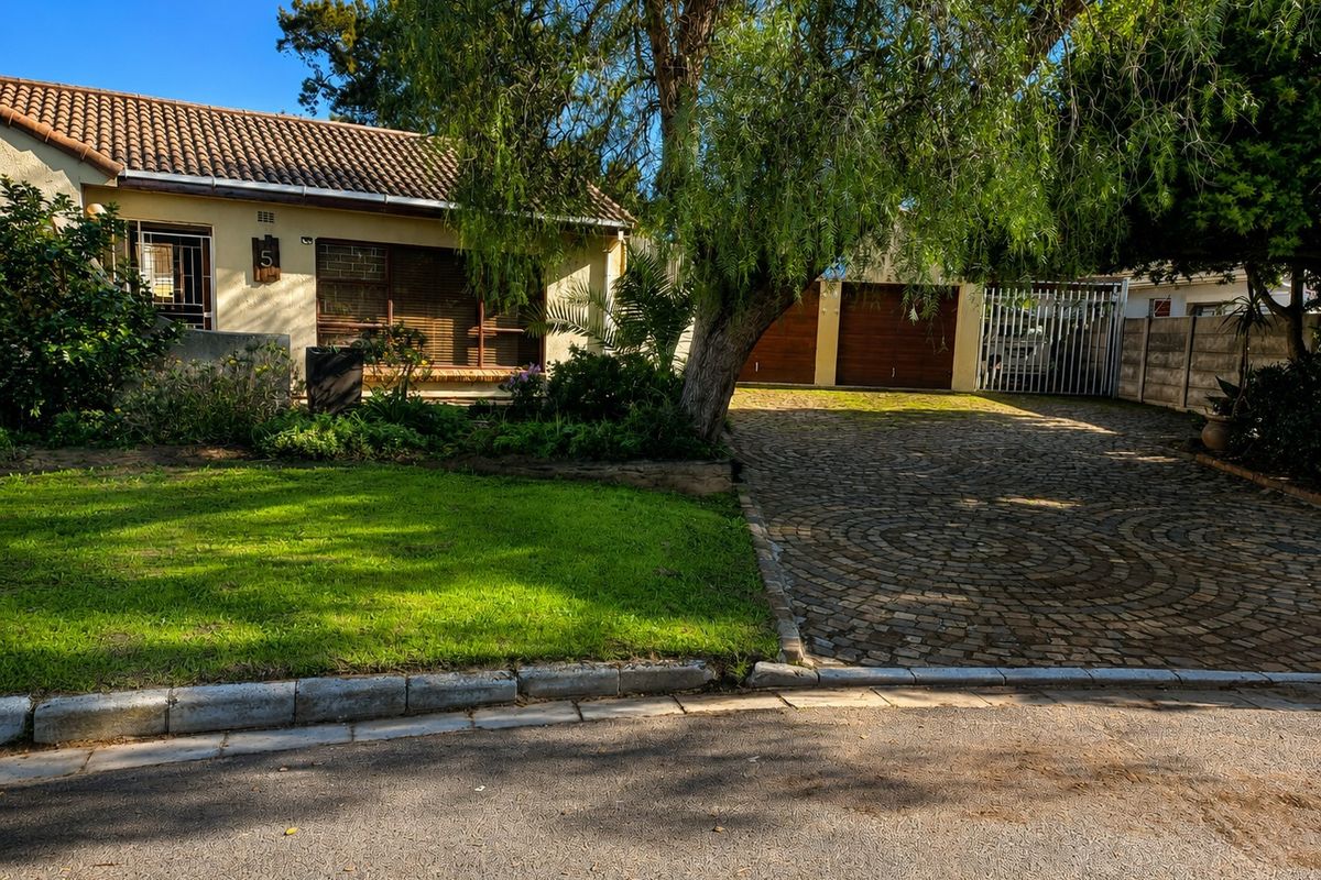 Spacious Family Living on a Large 1,081 m2 Stand in the Highly Desirable Hoogstede, Brackenfell - Photo 2
