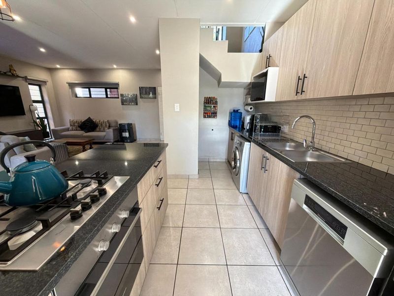 Beautiful Townhouse For Sale in Randburg! - Photo 9