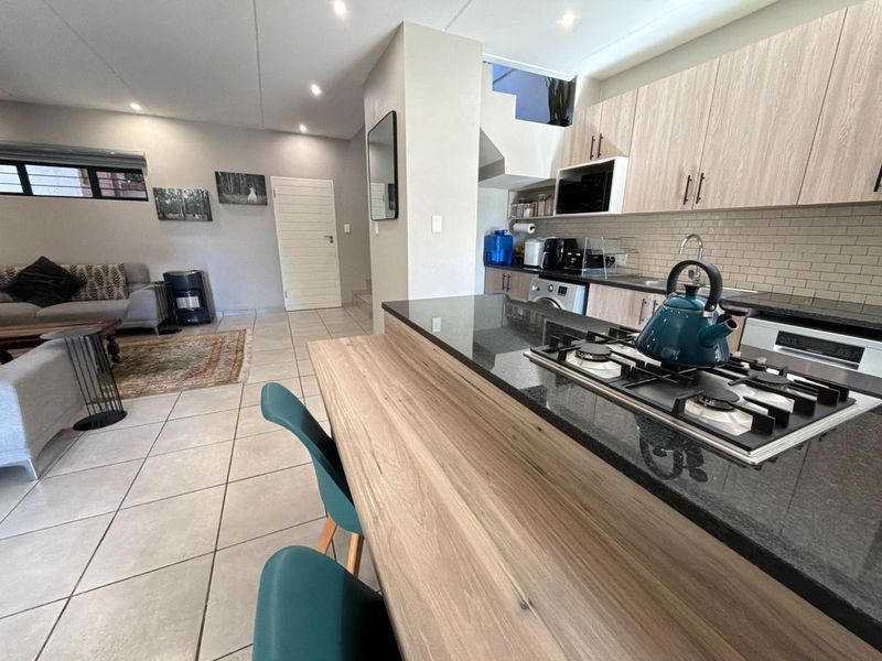 Beautiful Townhouse For Sale in Randburg! - Photo 8
