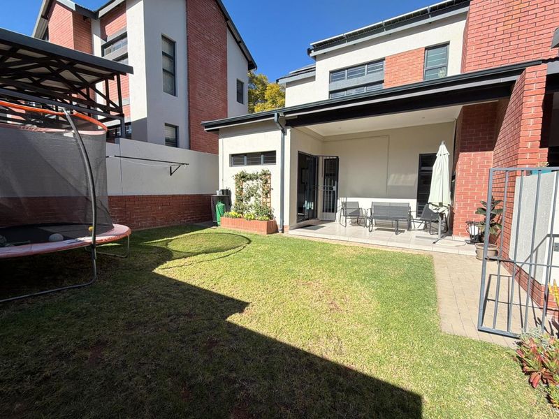 Beautiful Townhouse For Sale in Randburg! - Photo 1