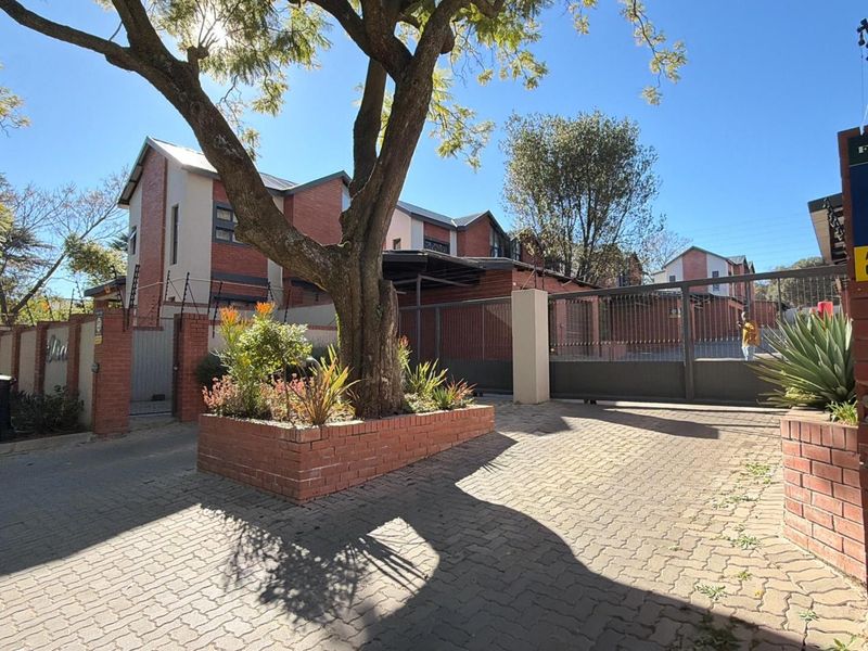 Beautiful Townhouse For Sale in Randburg! - Photo 2