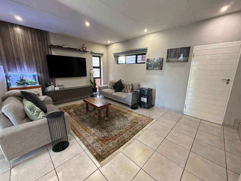 Beautiful Townhouse For Sale in Randburg! - Photo 5