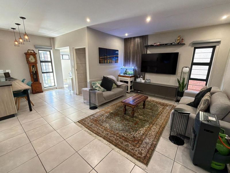 Beautiful Townhouse For Sale in Randburg! - Photo 3