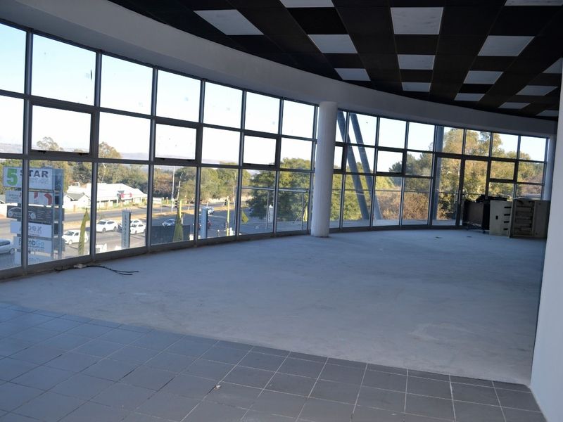 RETAIL OPPORTUNITY, 915sqm, WITH OUTSTANDING EXPOSURE TO BUSY BEYERS NAUDE DRIVE. - Photo 7