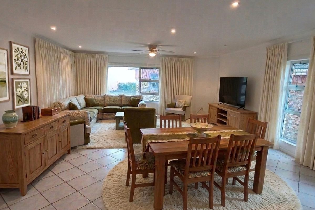 Secure, Comfortable Living with a Beautiful Established Garden in Beacon Bay - Photo 3