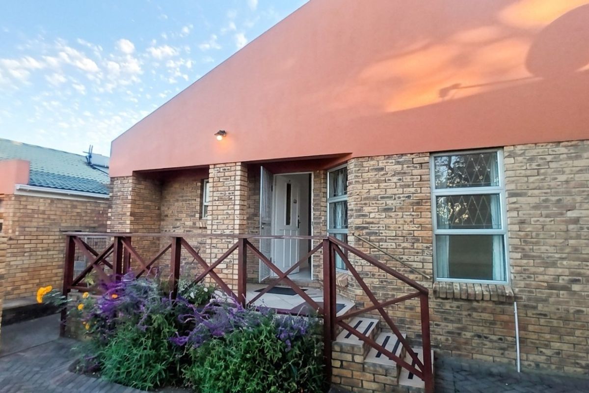 Secure, Comfortable Living with a Beautiful Established Garden in Beacon Bay - Photo 2