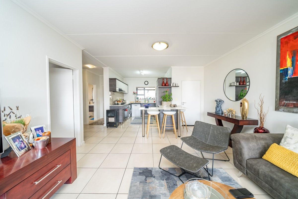Modern, Secure 2 Bedroom Apartment-Lock up and Go - Photo 4