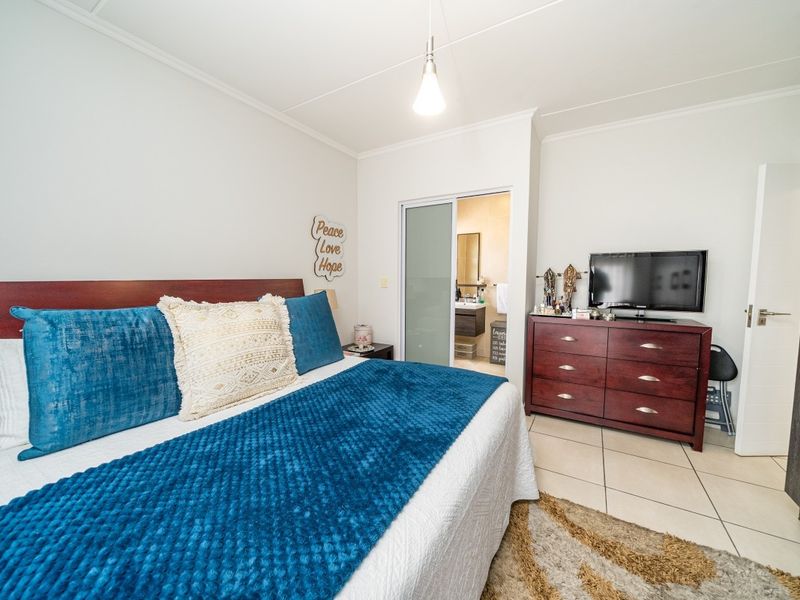 Modern, Secure 2 Bedroom Apartment-Lock up and Go - Photo 3
