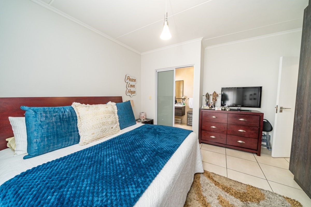 Modern, Secure 2 Bedroom Apartment-Lock up and Go - Photo 3