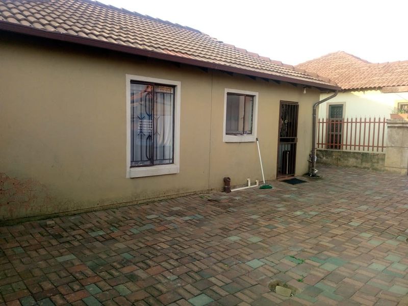 House To Rent in Nellmapius, Pretoria - Photo 2