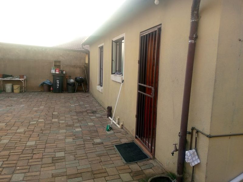 House To Rent in Nellmapius, Pretoria - Photo 3