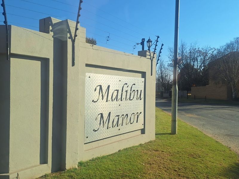 Modern, Secure Lock-Up-and-Go in Malibu Manor- To Rent at R8100 per Month - Photo 1
