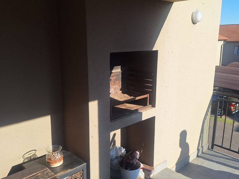 Modern, Secure Lock-Up-and-Go in Malibu Manor- To Rent at R8100 per Month - Photo 3