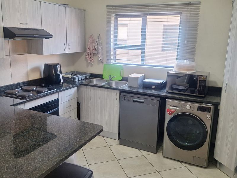 Modern, Secure Lock-Up-and-Go in Malibu Manor- To Rent at R8100 per Month - Photo 5
