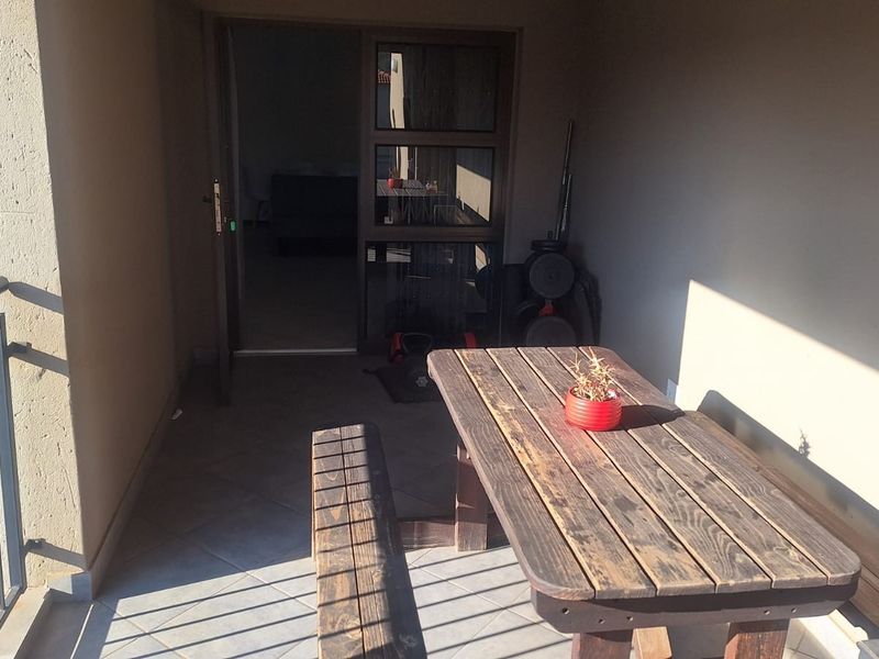 Modern, Secure Lock-Up-and-Go in Malibu Manor- To Rent at R8500 per Month - Photo 2