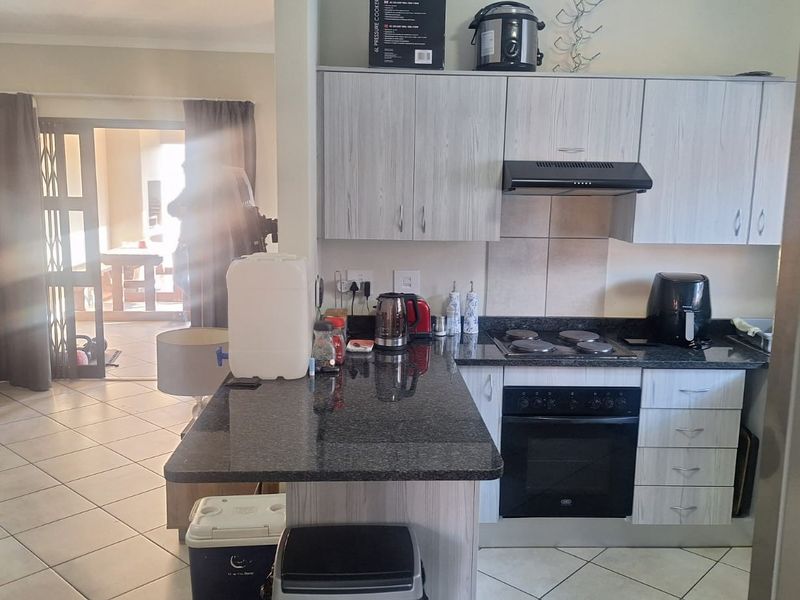 Modern, Secure Lock-Up-and-Go in Malibu Manor- To Rent at R8500 per Month - Photo 4