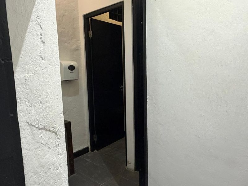 Retail Property To Rent in Cape Town City Centre, Cape Town - Photo 9