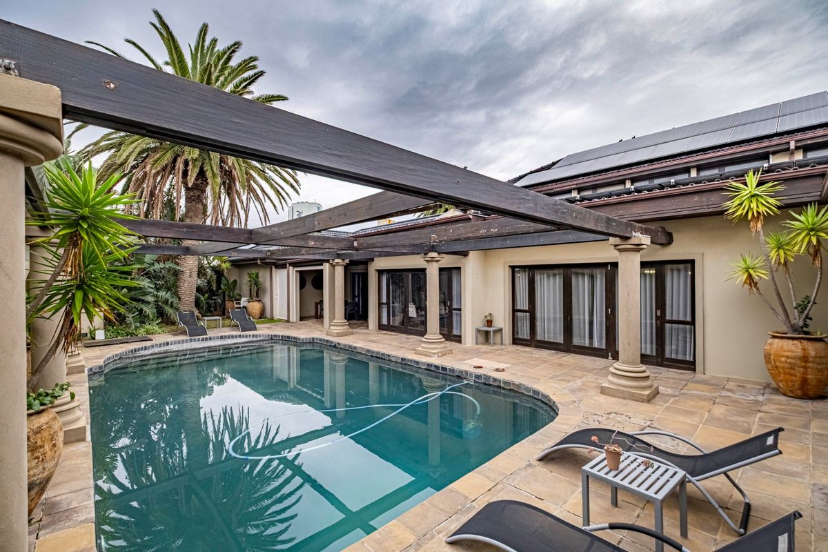 Guest House For Sale in Summerstrand, Port Elizabeth - Photo 2