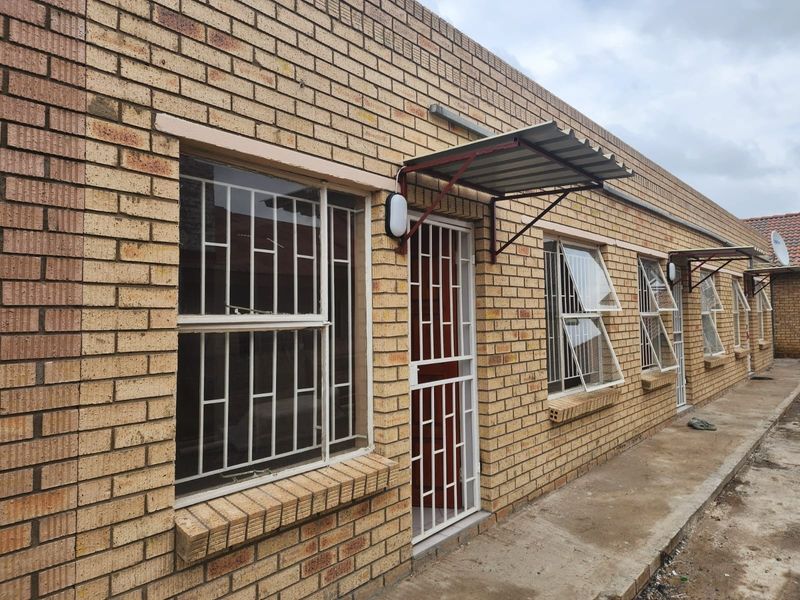 Apartment To Rent in Oos Einde, Rustenburg, North West - Photo 1