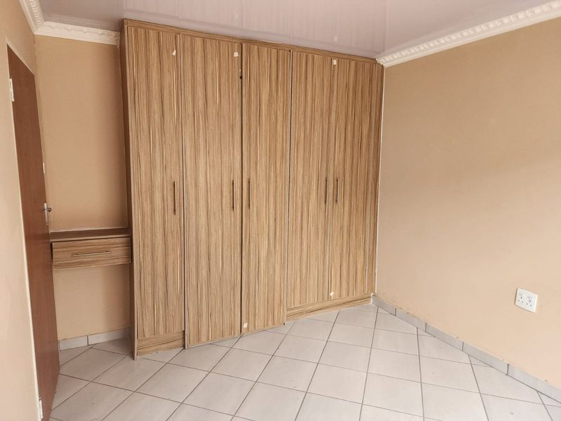Apartment To Rent in Oos Einde, Rustenburg, North West - Photo 4