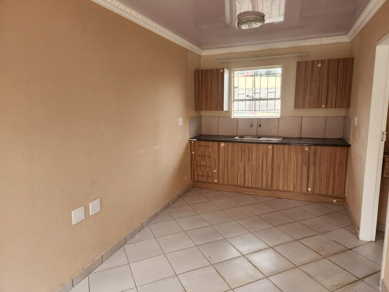 Apartment To Rent in Oos Einde, Rustenburg, North West - Photo 2