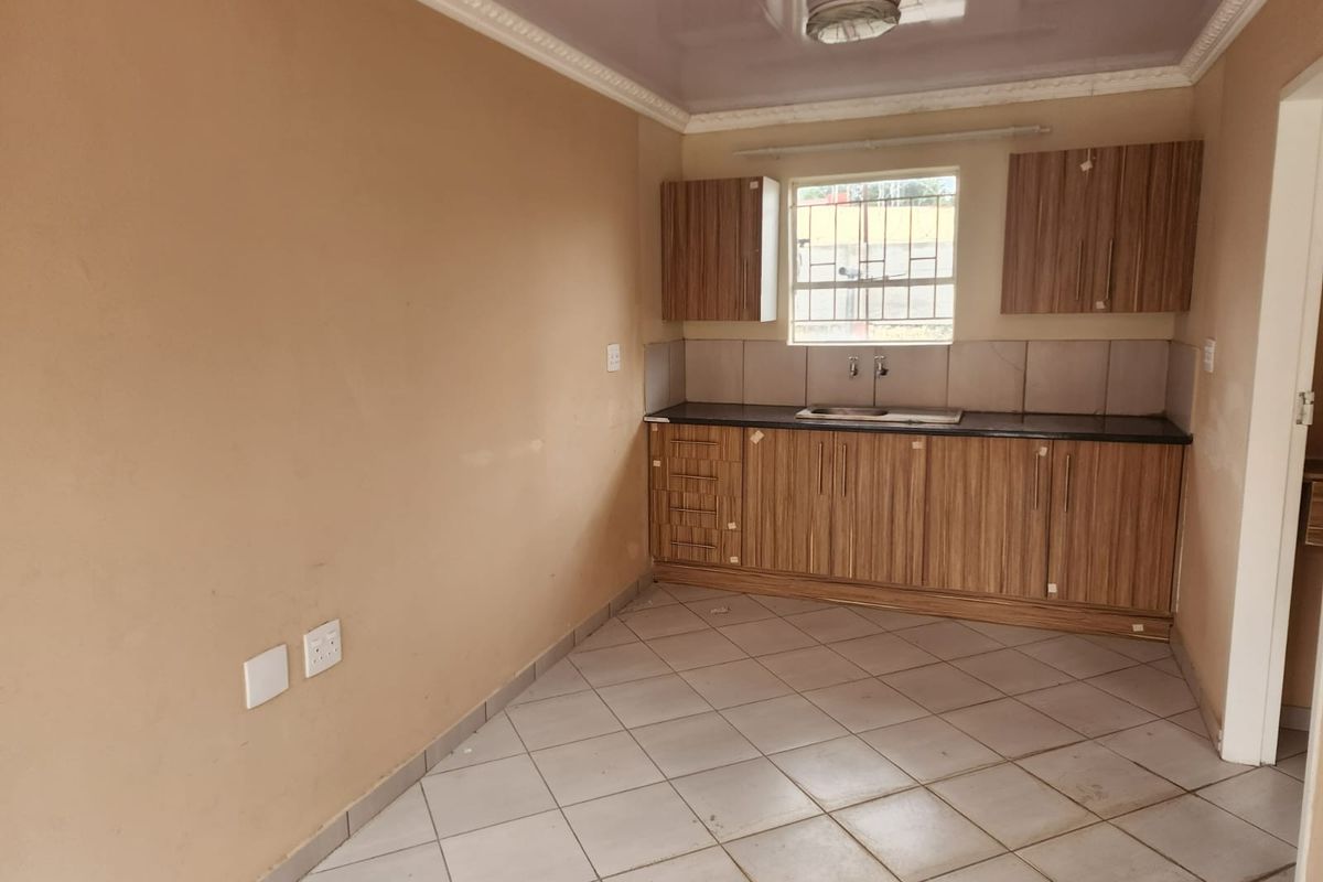 Apartment To Rent in Oos Einde, Rustenburg, North West - Photo 2