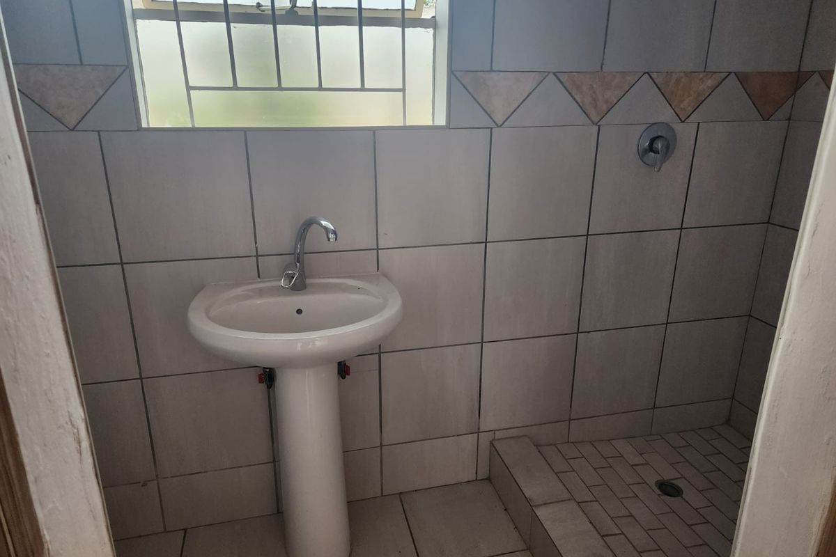 Apartment To Rent in Oos Einde, Rustenburg, North West - Photo 5