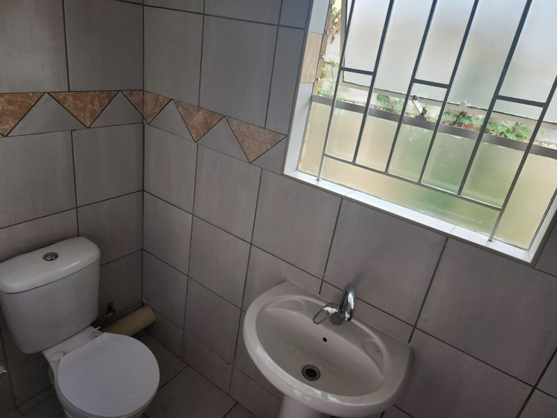 Apartment To Rent in Oos Einde, Rustenburg, North West - Photo 6