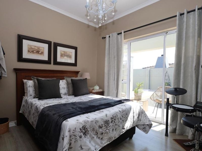 Four bedroom house in Country Club, Langebaan - Photo 8