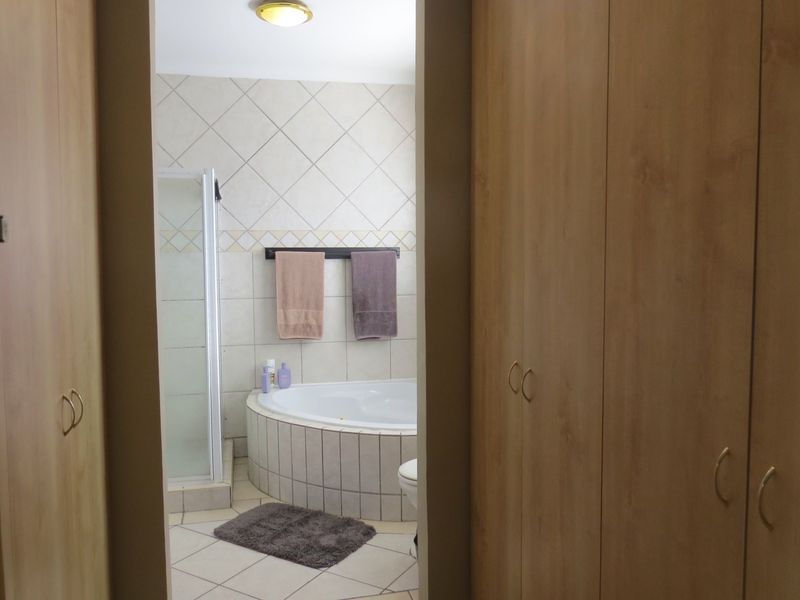 Four bedroom house in Country Club, Langebaan - Photo 3