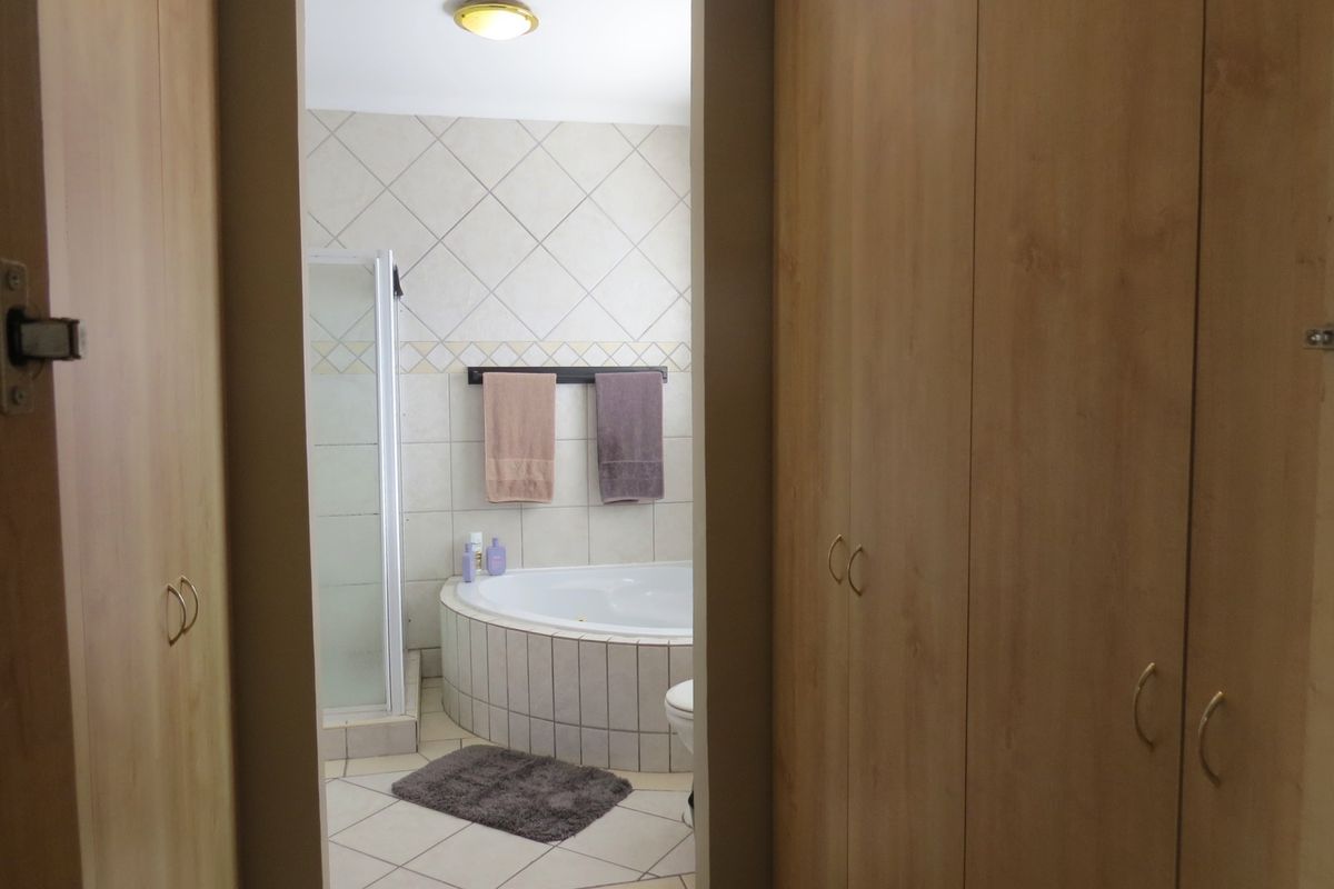 Four bedroom house in Country Club, Langebaan - Photo 3