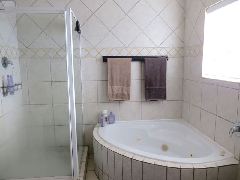 Four bedroom house in Country Club, Langebaan - Photo 2