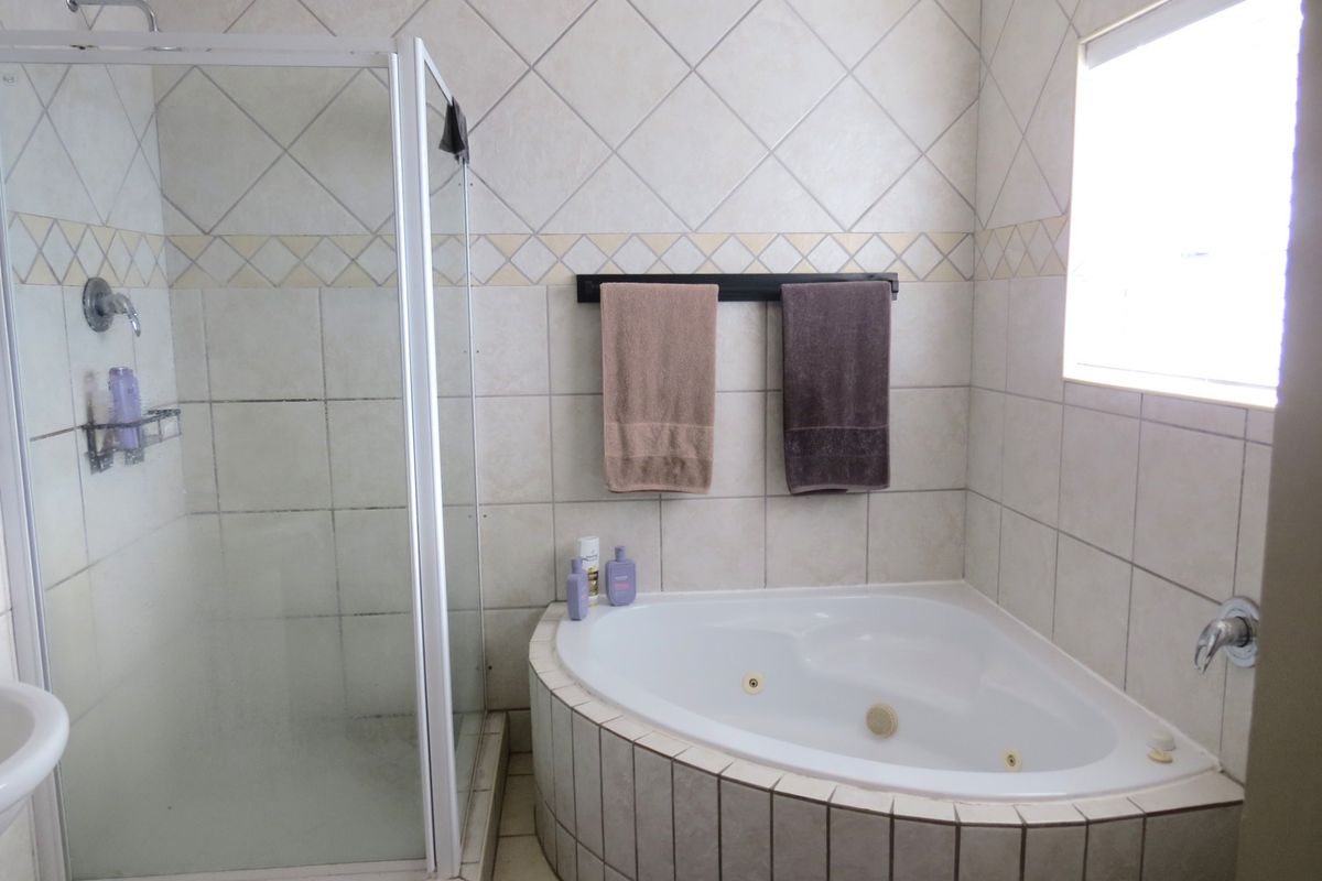 Four bedroom house in Country Club, Langebaan - Photo 2