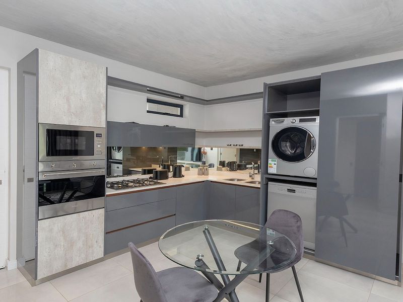 Apartment For Sale in Johannesburg - Photo 2
