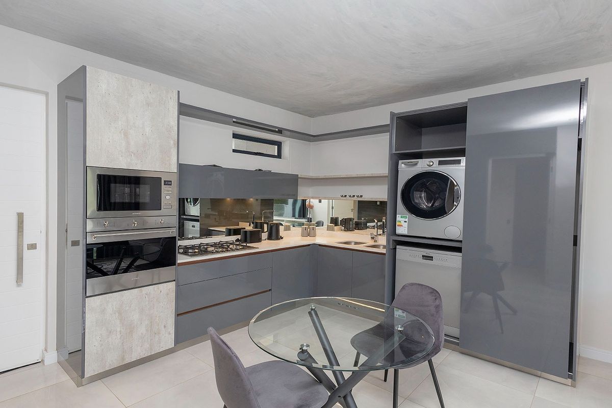 Apartment For Sale in Johannesburg - Photo 2