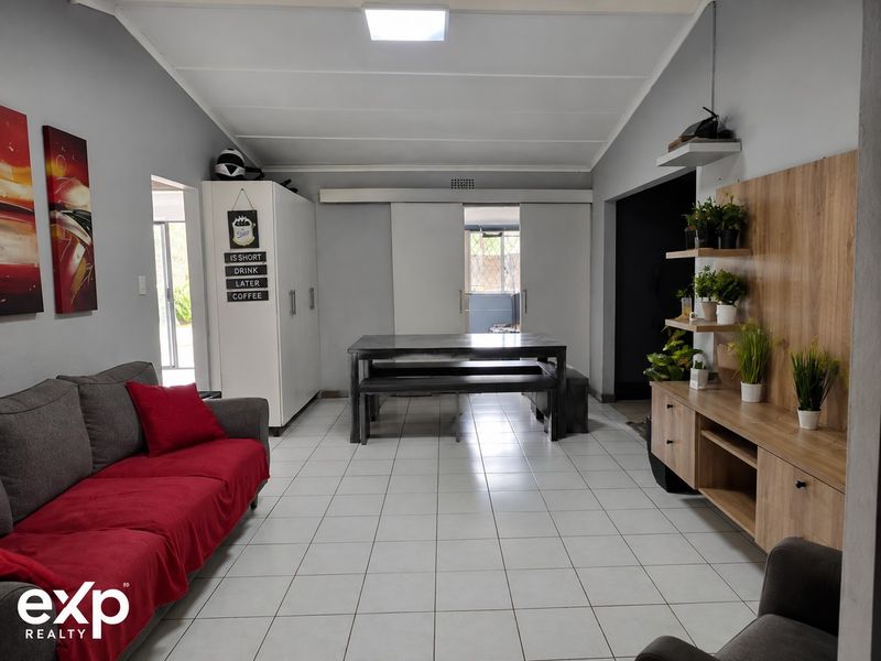 4 Bed House + 4 Cottages For Sale in Ashburton, Pietermaritzburg - Photo 2
