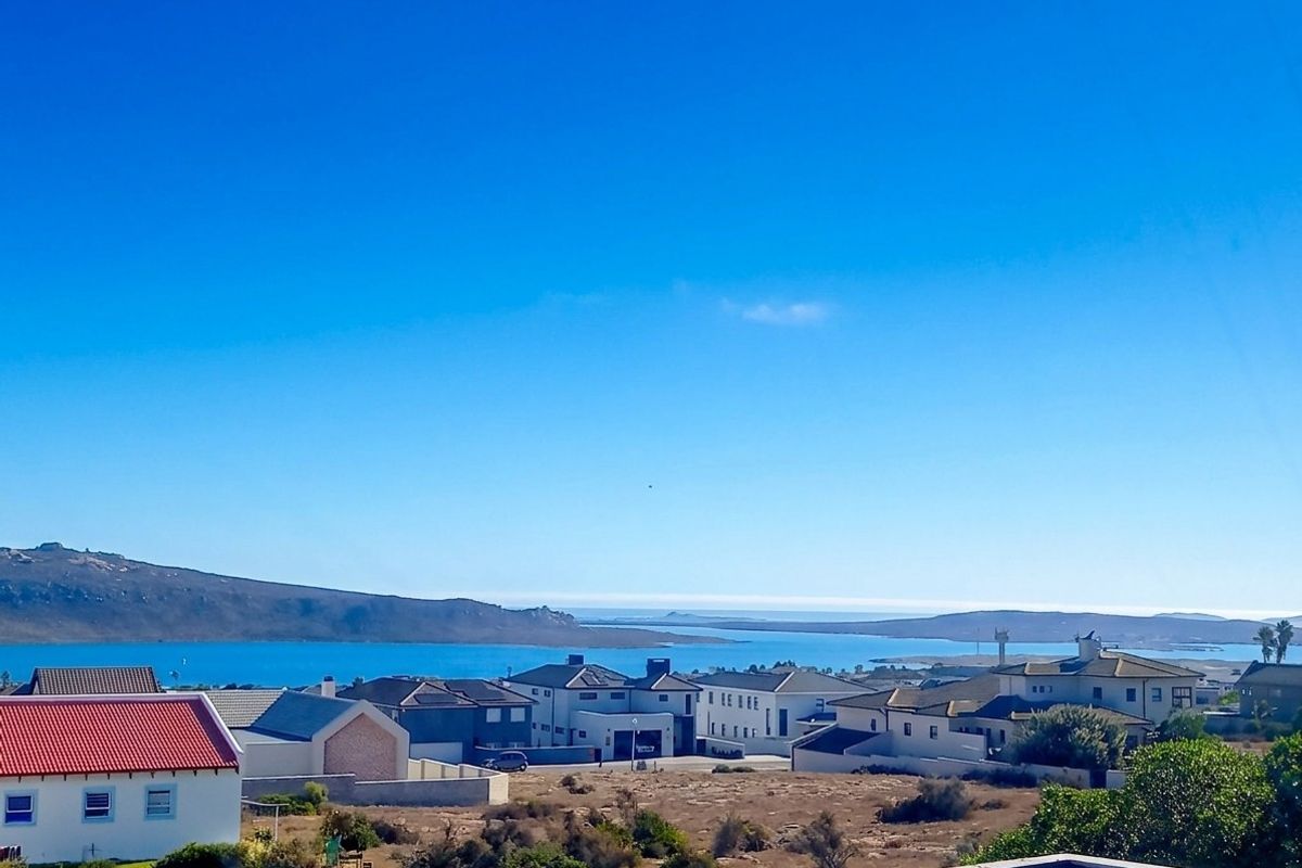 Luxury Family Home with Lagoon Views and Investment Potential - Photo 2
