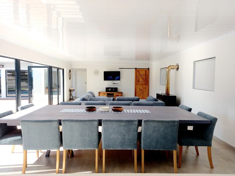 Luxury Family Home with Lagoon Views and Investment Potential - Photo 4