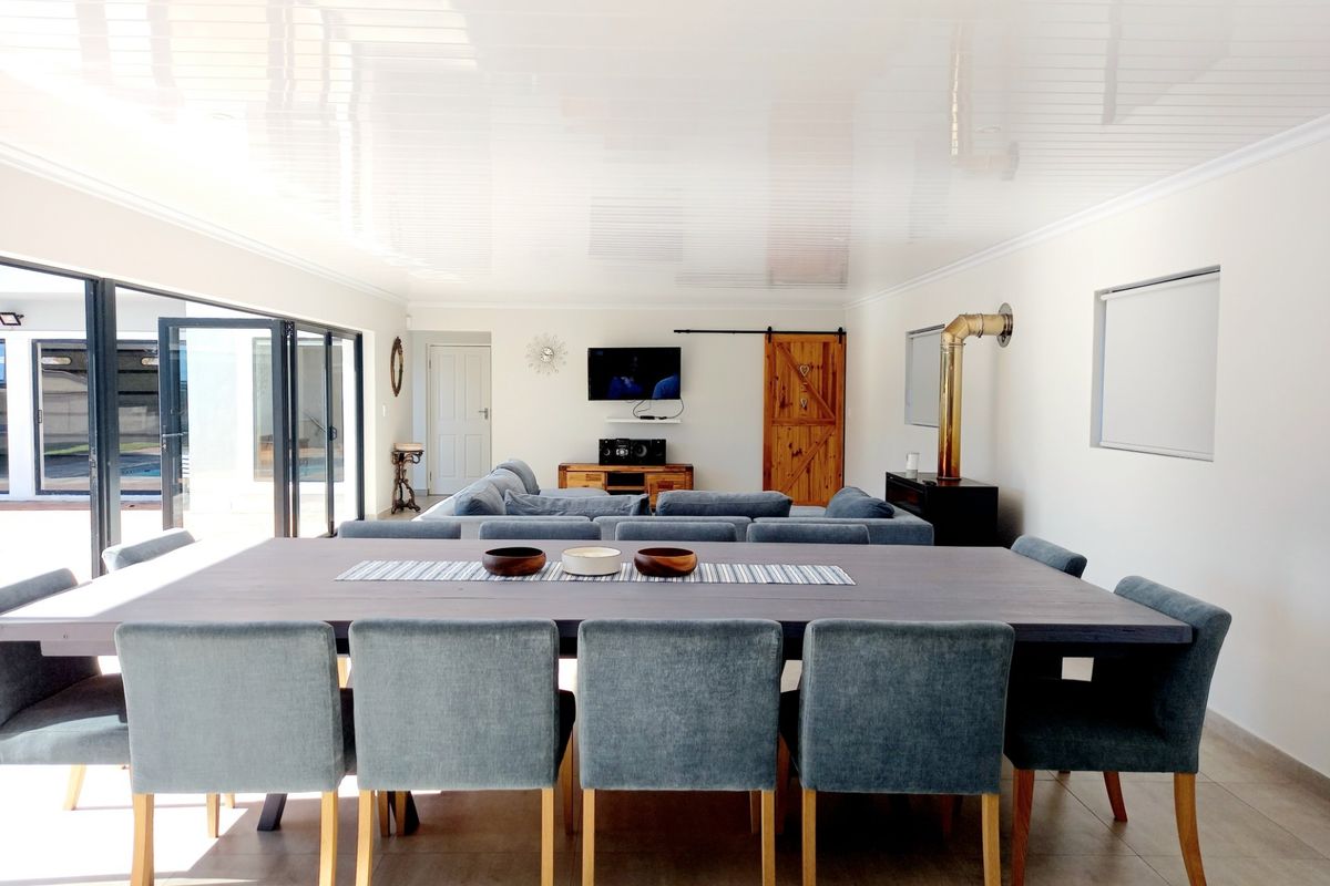 Luxury Family Home with Lagoon Views and Investment Potential - Photo 4