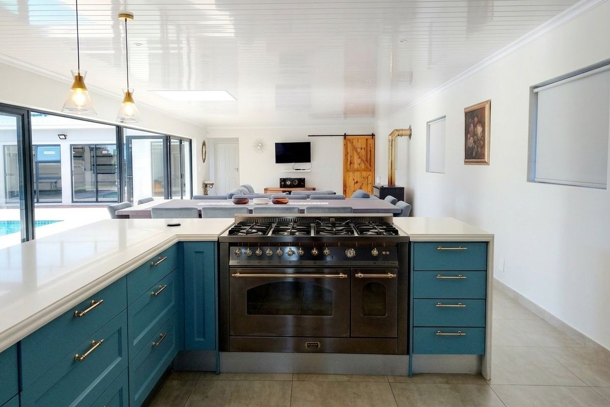 Luxury Family Home with Lagoon Views and Investment Potential - Photo 5