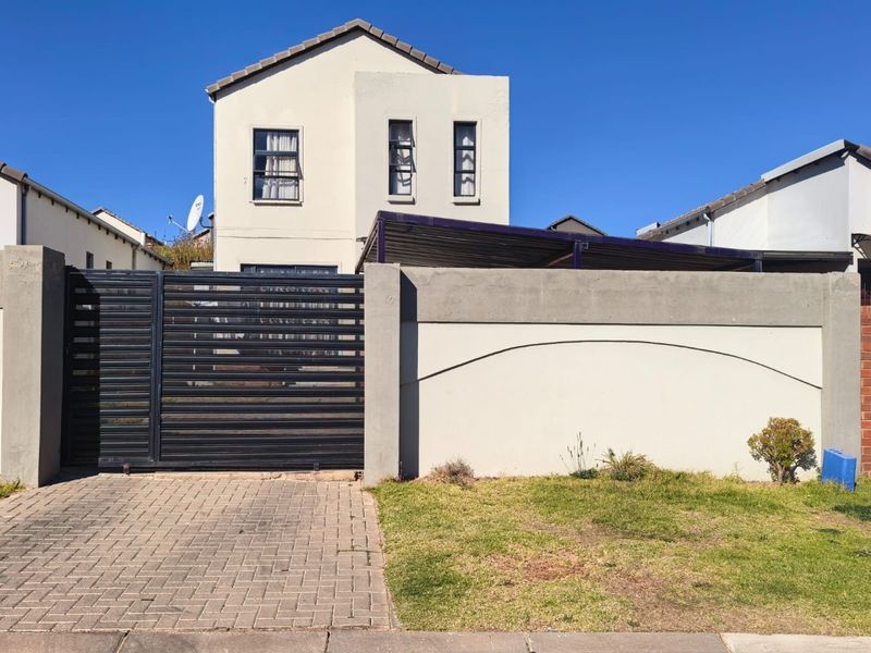Home Sweet Home! 3 Bedroom plus extra 2 backrooms. - Photo 1