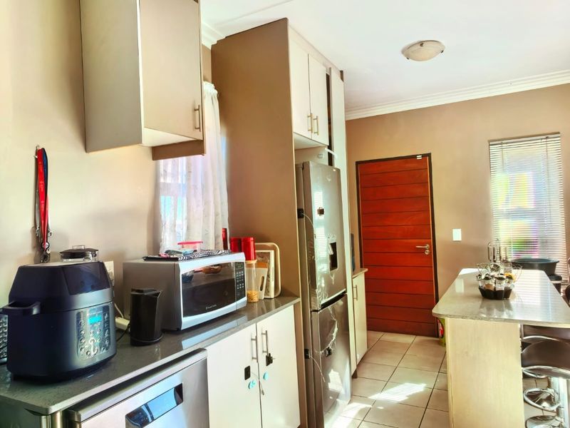 Home Sweet Home! 3 Bedroom plus extra 2 backrooms. - Photo 10