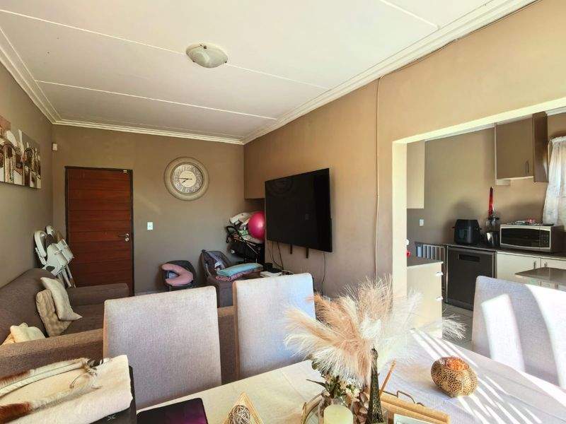 Home Sweet Home! 3 Bedroom plus extra 2 backrooms. - Photo 4