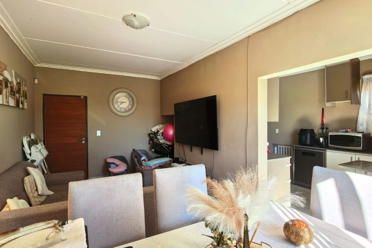 Home Sweet Home! 3 Bedroom plus extra 2 backrooms. - Photo 4